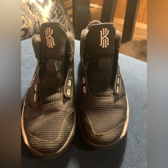 Boys Nike Kyrie Flytrap - size 6 - Picture 2 of 4